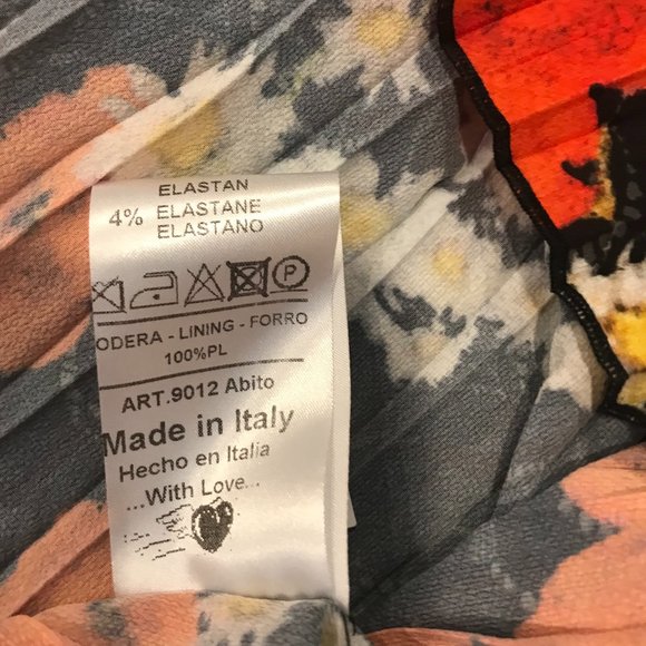 Lightweight pleated dress with Open-back - Picture 11 of 11